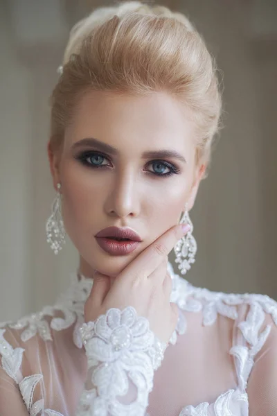 Ritratto di bella sposa bionda con acconciatura di moda e trucco — Foto Stock