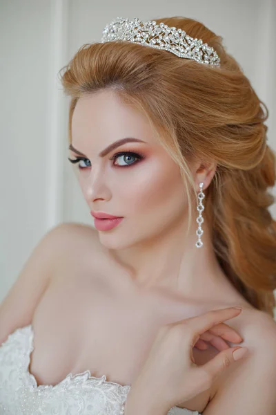 Retrato de hermosa novia rubia con peinado de moda y maquillaje — Foto de Stock