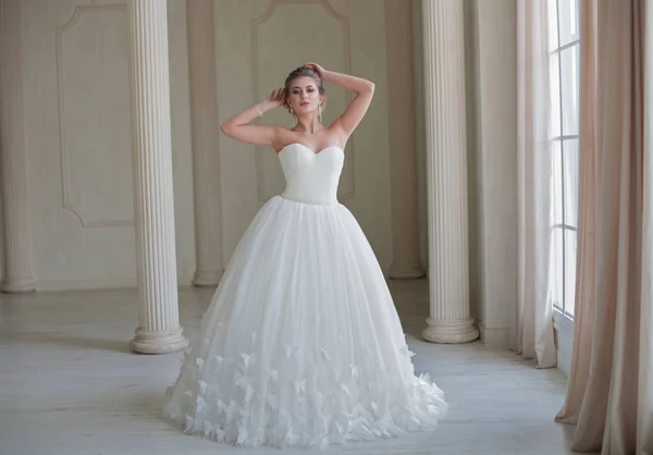 Ritratto di bella sposa bionda con acconciatura di moda e trucco — Foto Stock
