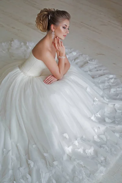 Retrato de noiva loira bonita com penteado de moda e maquiagem — Fotografia de Stock