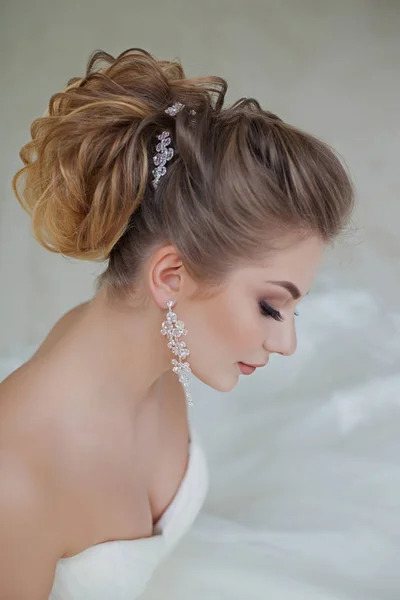 Retrato de hermosa novia rubia con peinado de moda y maquillaje —  Fotos de Stock