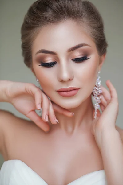 Porträtt av vackra blonda bruden med mode frisyr och make-up — Stockfoto