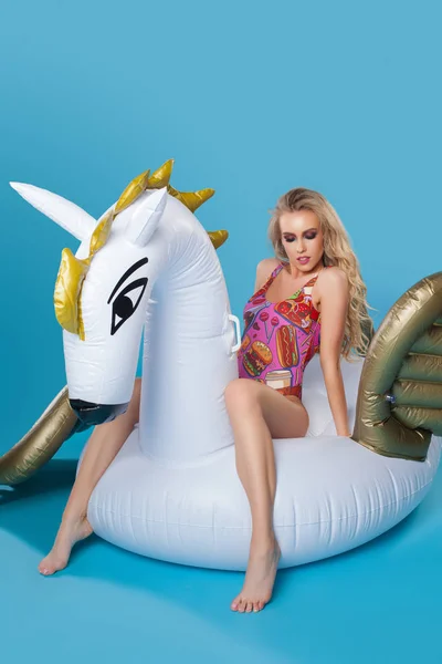 Krásná Blondýnka Sexy Pózuje Módní Plavky Studio — Stock fotografie