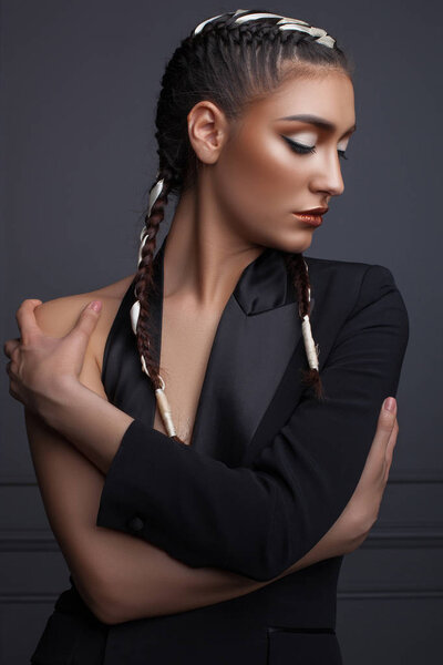 портрет красивой женщины с модным макияжем и прической
