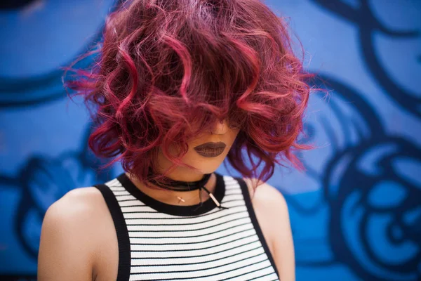 Aparência Rua Moda Mulher Sexy Com Penteado Encaracolado Vermelho Posando — Fotografia de Stock