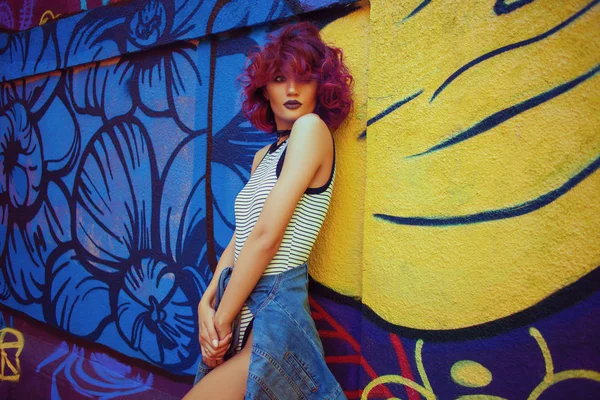 Grafiti Duvara Yakın Poz Kırmızı Kıvırcık Saç Modeli Ile Moda — Stok fotoğraf