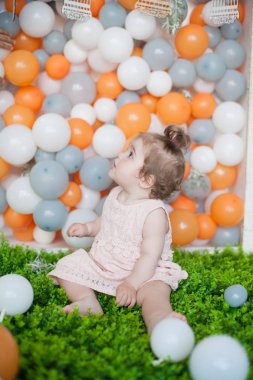 Onun ilk Doğum gününü kutluyor kız bebek