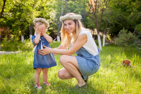 Portret Szczęśliwy Matki Dziecka Parku — Zdjęcie stockowe