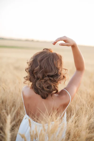 Bir Yaz Gün Batımı Beyaz Buğday Alanda Kadın — Stok fotoğraf