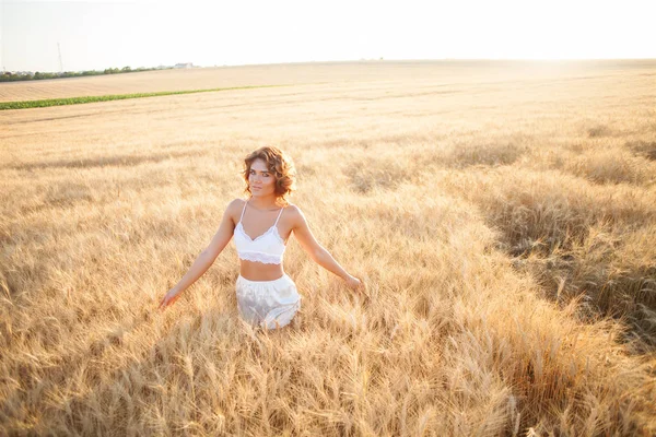 Vrouw Een Tarweveld Een Zomer Zonsondergang Wit — Stockfoto