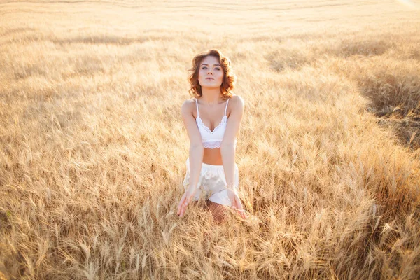 Mujer Campo Trigo Atardecer Verano Blanco —  Fotos de Stock