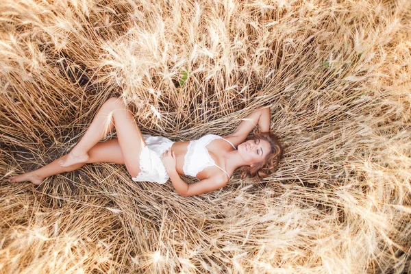 Žena Pšeničné Pole Letní Západ Slunce Bílém — Stock fotografie