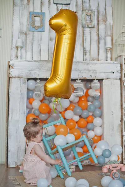 小女孩庆祝她的第一个生日 — 图库照片