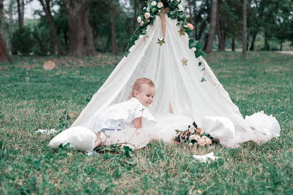 Bambina Che Festeggia Suo Compleanno — Foto Stock