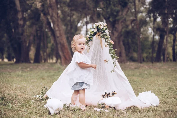 Bambina Che Festeggia Suo Compleanno — Foto Stock