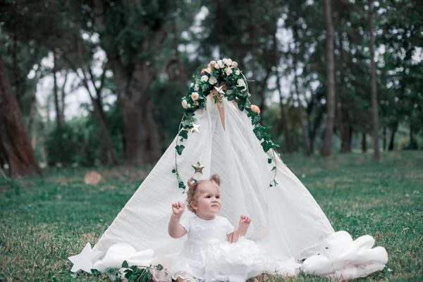 Bambina Che Festeggia Suo Primo Compleanno — Foto Stock