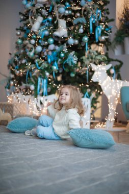 Büyük bir Noel hediyesi olan tatlı küçük kız.