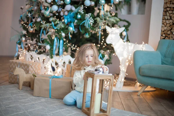 Cute Little Girl Big Christmas Gift — Stock Photo, Image