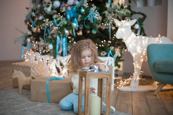 Мила Маленька Дівчинка Великим Різдвяним Подарунком — стокове фото