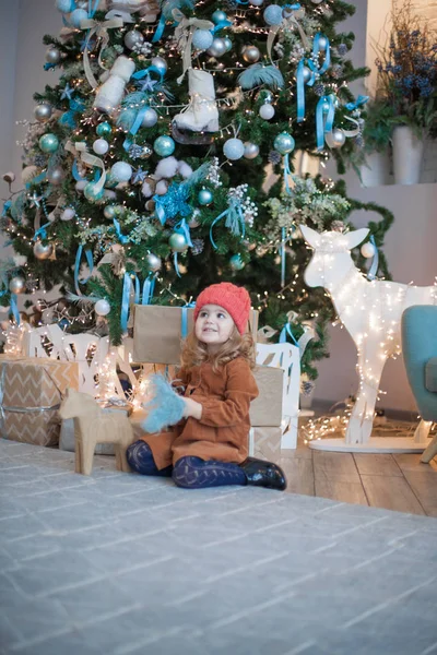 Menina Bonito Com Grande Presente Natal — Fotografia de Stock