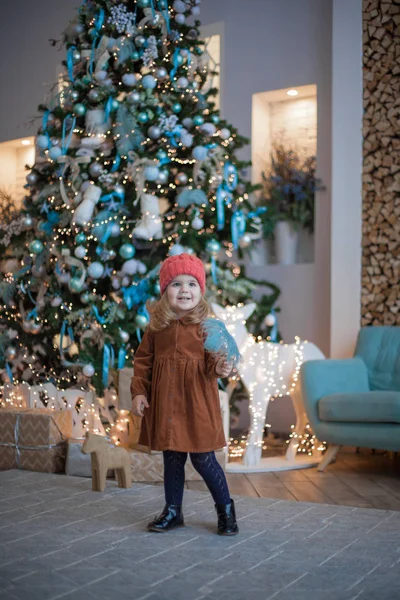 Carino Bambina Con Grande Regalo Natale — Foto Stock