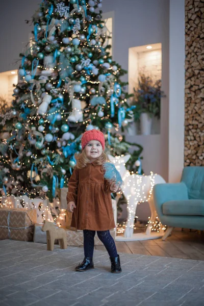 Linda Niña Con Gran Regalo Navidad — Foto de Stock