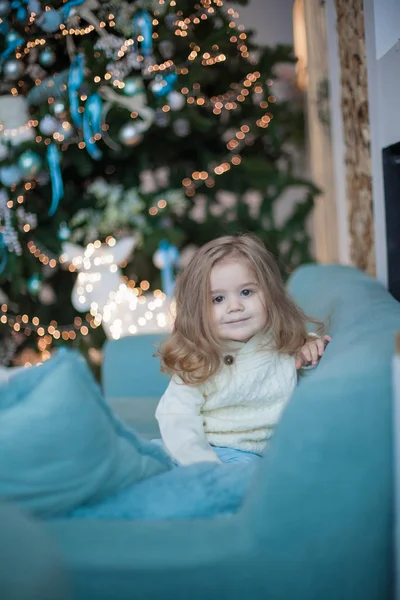 Linda Niña Con Gran Regalo Navidad —  Fotos de Stock