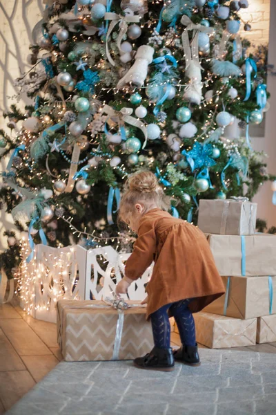 Menina Bonito Com Grande Presente Natal — Fotografia de Stock