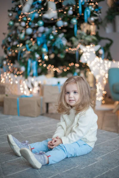 Мила Маленька Дівчинка Великим Різдвяним Подарунком — стокове фото