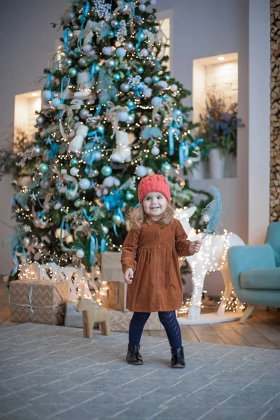 Carino Bambina Con Grande Regalo Natale — Foto Stock