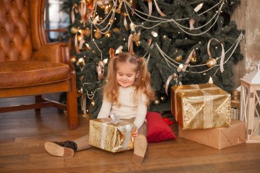 Büyük bir Noel hediyesi olan tatlı küçük kız.