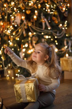Büyük bir Noel hediyesi olan tatlı küçük kız.