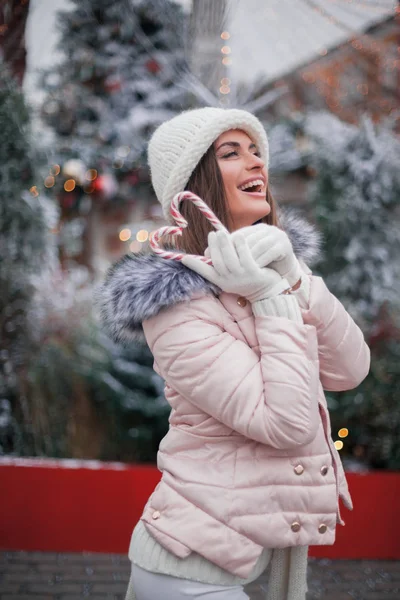 Zimowy Portret Szczęśliwej Młodej Kobiety Spacerującej Zaśnieżonym Mieście Urządzonym Święta — Zdjęcie stockowe
