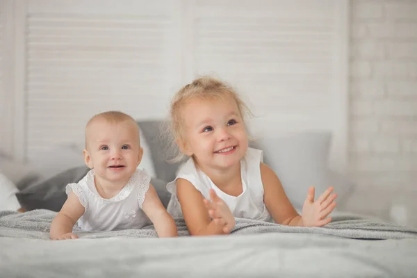 Ovanifrån Leende Barn Håller Hand Lillasyster Liggande Vit Sängkläder — Stockfoto