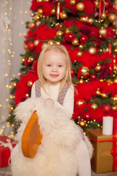 Mooi Klein Meisje Kerst Ingerichte Kamer — Stockfoto