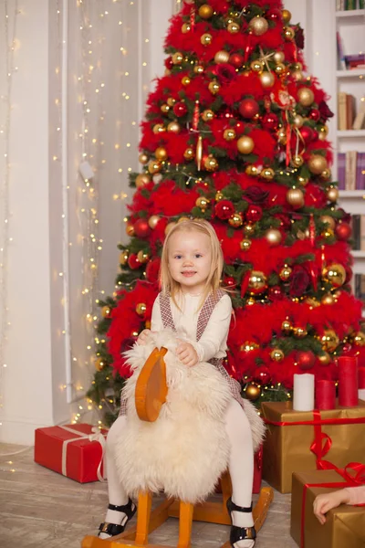 Mooi Klein Meisje Kerst Ingerichte Kamer — Stockfoto