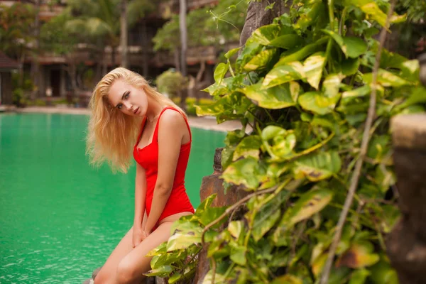 Vücut Mayo Giyen Çekici Genç Kadın Tropik Plajda Rahatlıyor — Stok fotoğraf