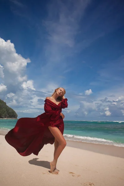 Привлекательная Молодая Женщина Купальниках Расслабляется Тропическом Пляже — стоковое фото