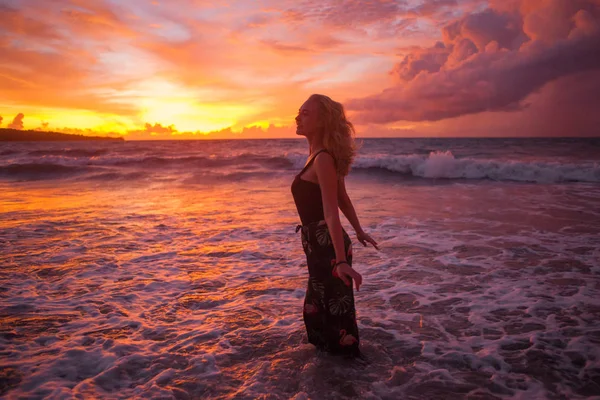 Attraktiv Ung Kvinna Body Badkläder Koppla Tropiska Stranden — Stockfoto