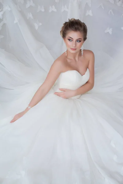 Retrato Uma Menina Bonita Vestido Noiva — Fotografia de Stock