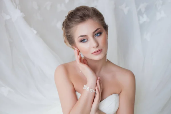 Porträtt Vacker Flicka Bröllopsklänning — Stockfoto