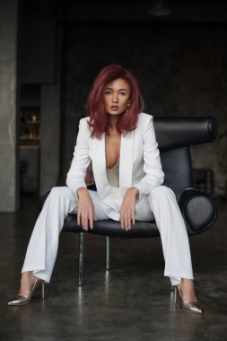 Güzel, seksi bir kadın, moda tarzı.