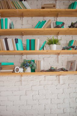 Modern beyaz yatak odasının panoramik görüntüsü