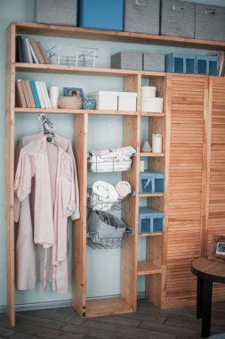 Modern beyaz yatak odasının panoramik görüntüsü