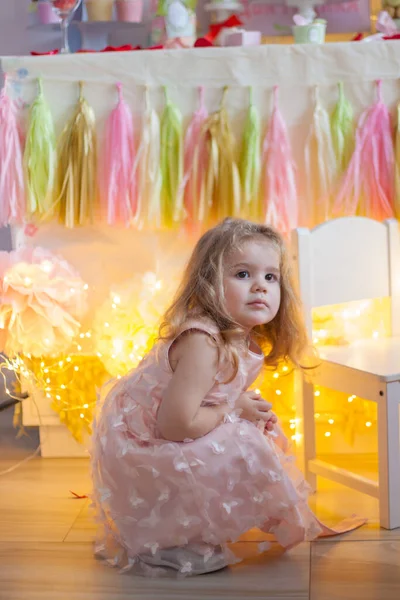 小さな女の子誕生日ともに美しいキャンディーバー — ストック写真