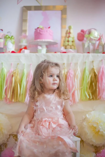 Compleanno Bambina Con Bella Barretta Cioccolato — Foto Stock