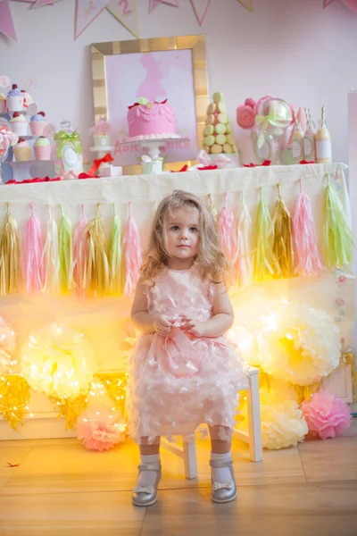 Compleanno Bambina Con Bella Barretta Cioccolato — Foto Stock