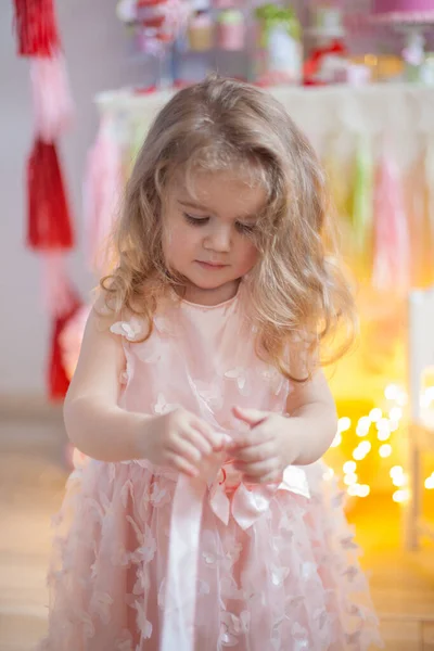 Pequena Menina Aniversário Com Bela Barra Doces — Fotografia de Stock