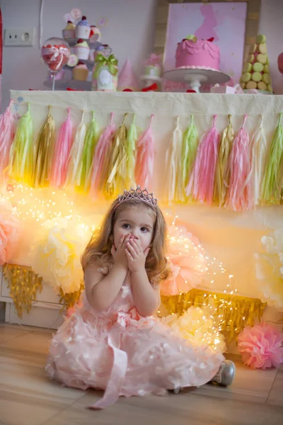 Klein Meisje Verjaardag Met Mooie Snoep Bar — Stockfoto