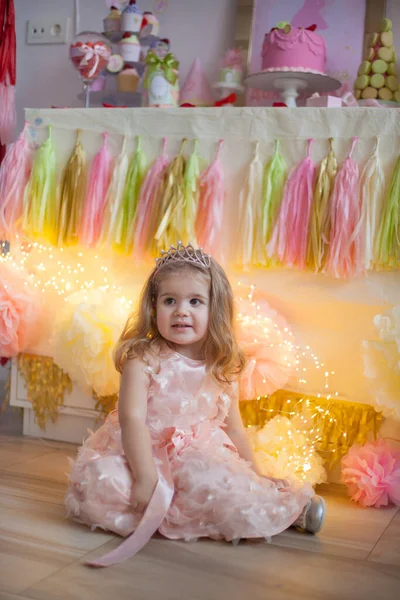 Klein Meisje Verjaardag Met Mooie Snoep Bar — Stockfoto